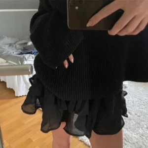 Volangkjol  - Snygg volangkjol, bra skick, använd ett fåtal gånger 💗