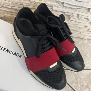 Balenciaga race runners  - Skorna har utgått och finns knappt att få tag på särskilt i denna färgen. Utmärkt skick då dom knappt använts. Box kvitto o allt medföljer. 