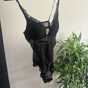 Body - Oanvänd spetsbody