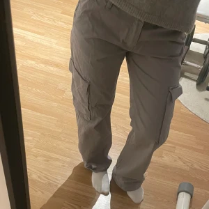 Cargo byxor  - Säker ett par gråa cargo byxor från Gina Tricot, knappt använda och i helt nyskick!💕