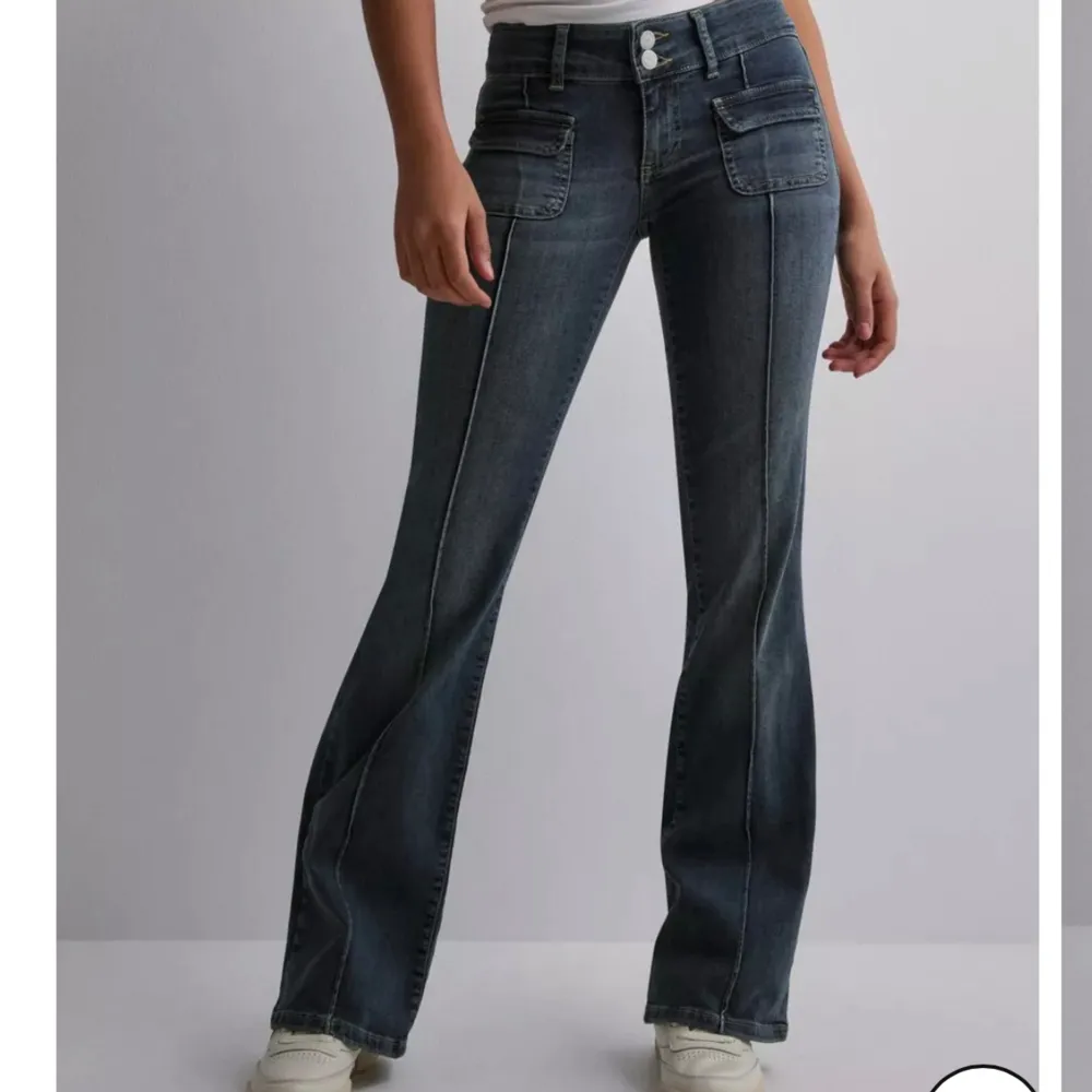 Säljer dessa low waist jeans från Nelly❤️‍🔥. Jeans & Byxor.