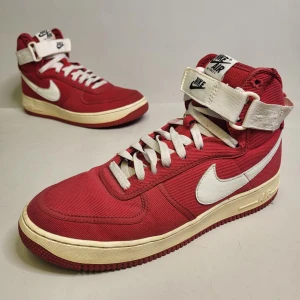 Nike Air Force 1 High Retro Storlek 43 Sneakers Skor Röd - 14 dagars ångerrätt! Skorna har gulnat på sidorna men är annars i bra skick. Inga hål på utsidan eller insidan. Ingen dålig lukt. Hör av dig om du har några frågor! Tack för att du tittade!