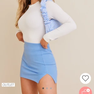 Kjol - Supersnygg blå kort kjol med liten slit, storlek S, den är använd och lite nopprig men fortfarande ok skick, säljer för 80kr + frakt😍