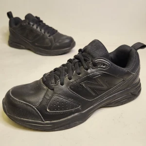 New Balance 624 v4 Storlek 41 Sneakers Svart - 14 dagars ångerrätt! Fri retur om de inte passar! Skorna är lite smutsiga under (bild 4) men är annars i bra skick. Inga hål eller illa lukt. Hör av dig om du har några frågor! Tack för att du tittade!