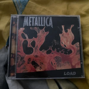 metallica - metallica cd skriva som ör helt ny och aldirg använd, jötte fint skick🩷