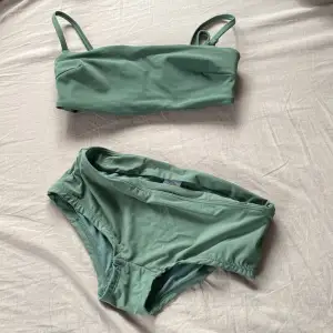 Grön bikini i storlek 34, den är aldrig använd🥰 