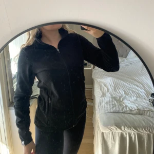 svart fleece - svart fleecekofta