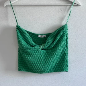 2 st cropped top - samma modell på bilden har 2 styckna sitter tighta 