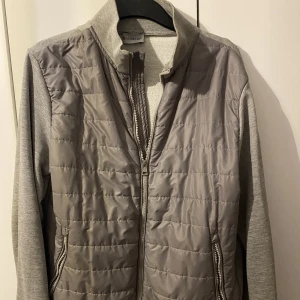 Moncler Cardigan - Säljer min moncler cardigan vårjacka som inte finns på marknaden numera. Otroligt skön skick 9/10 har haft jackan sen 2020. Säljer den eftersom att varan inte passar mig längre har växt ifrån den.  Bara till o höra av sig vid intresse. 