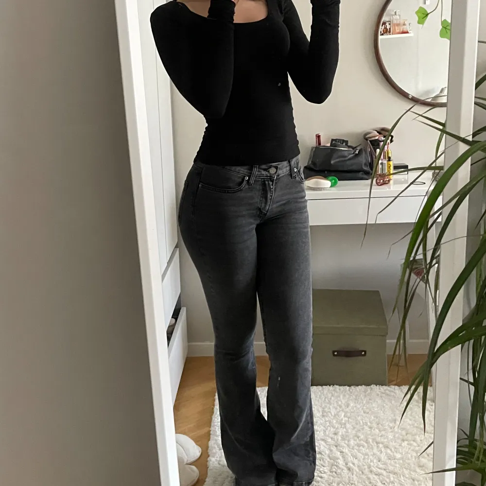 Lågmidjade bootcut jeans från Gina Tricot, köpta för några månader sen men inte jätte använda. De är stretchiga och sitter fint men har liknande så dessa har inte kommit till användning 💕. Jeans & Byxor.