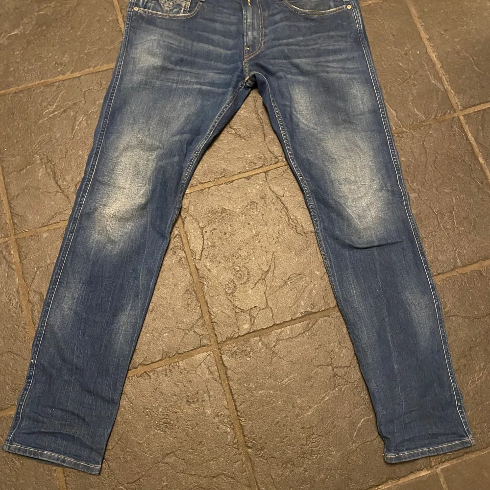 Replay anbass jeans  Fint skick, sparsamt använda  Bra passform  Pris kan diskuteras . Jeans & Byxor.