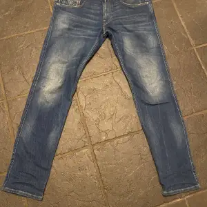 Replay anbass jeans  Fint skick, sparsamt använda  Bra passform  Pris kan diskuteras 
