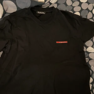Prada T-shirt - En skön och enkel prada t-shirt, storlek M men passar även S