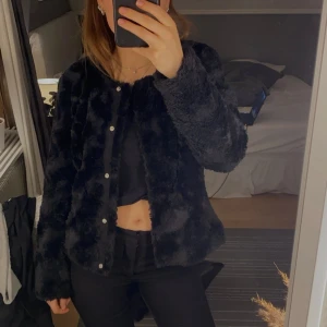 Pälsjacka  - pälsjacka från Vero moda som inte kommer till användning något mer! bra i passformen och inga täcken på användning💖