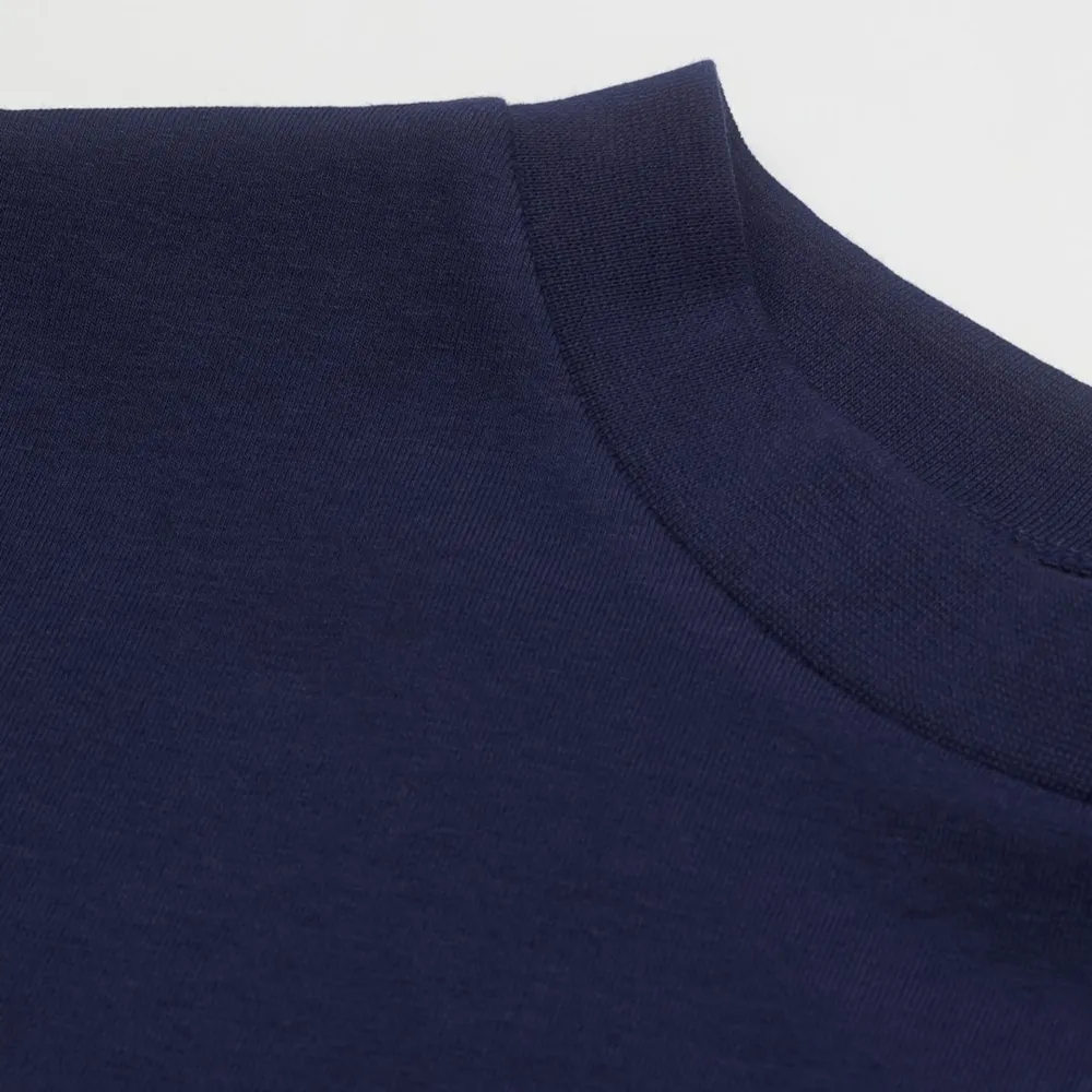 Croppad marinblå tshirt från H&M . T-shirts.