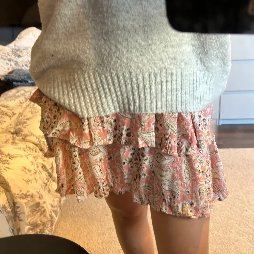 Rosa shorts som ser ut som kjol från Zara!!🌟. Shorts.