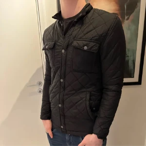 Field jacket quilted svart - Svart quilted field jacket i prima skick, villig att gå ner i pris vid snabb affär!