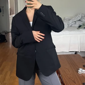 Oversized kavaj - Svart oversized kavaj från HM, strl 48 men sitter så här på mig som är en S-M