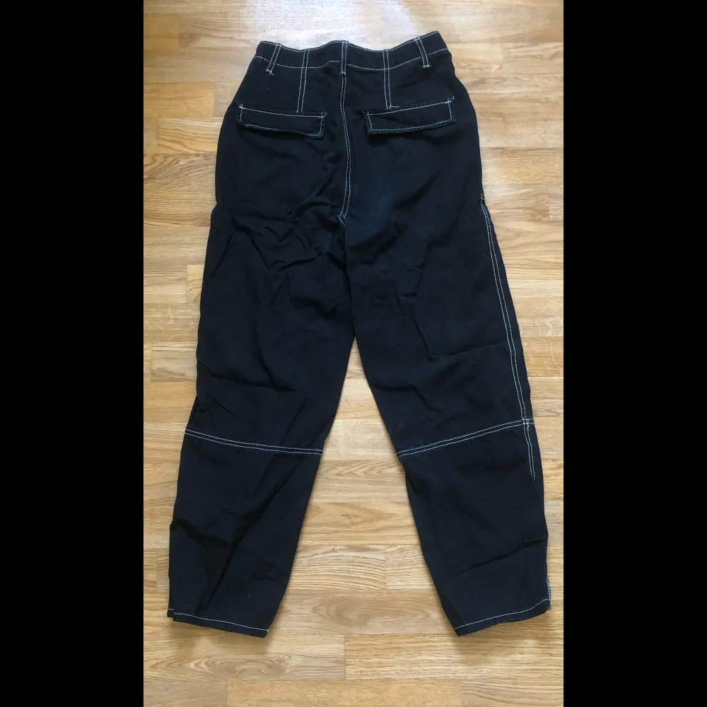 Svarta baggy jeans med vita linjer, från dividend (HM). Säljer då jag inte använder dem längre. Jeans & Byxor.