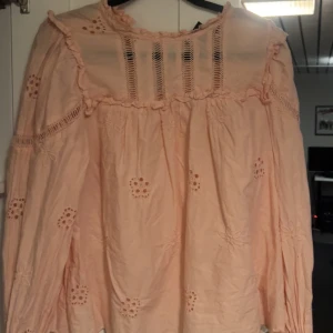 Sommarblua - Säljer denna så fina sommarblusen i världens finaste färg!!!!❤️❤️❤️❤️❤️