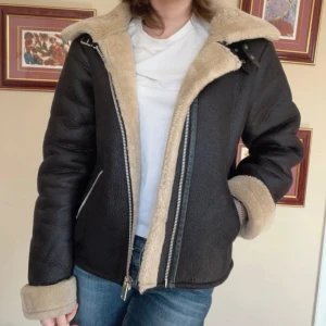 fejk skinnjacka - 19-tals jacka som passar super som höst eller vår jacka🌸 Jackan är i bra skick, säljer då jag måste rensa ut💞Jackans nypris är 1800kr. 