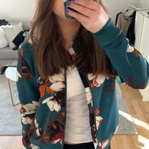 mönstrad kofta - flerfärgad kofta som är jättefin till svarta byxor!! Inga defekter alls!! Super fin till våren!! Köpte för 250 men säljer för 40 för att jag rensar garderoben💓💓