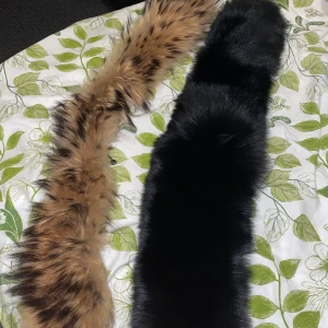 Äkta päls - Har två pälskragar som inte kommer till användning! Båda är äkta såklart! Den svarta är betydligt mycket större än den beige men tillsammans tänker jag att man kan få båda för 1000kr ! Svarta : 600kr Beige :500