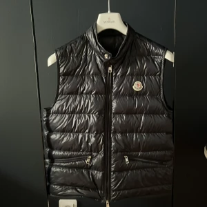 Moncler gui väst  - 10/10 skick. Storlek 3 (M-L). Visa tillbehör finns och äktehetsbevis finns. 