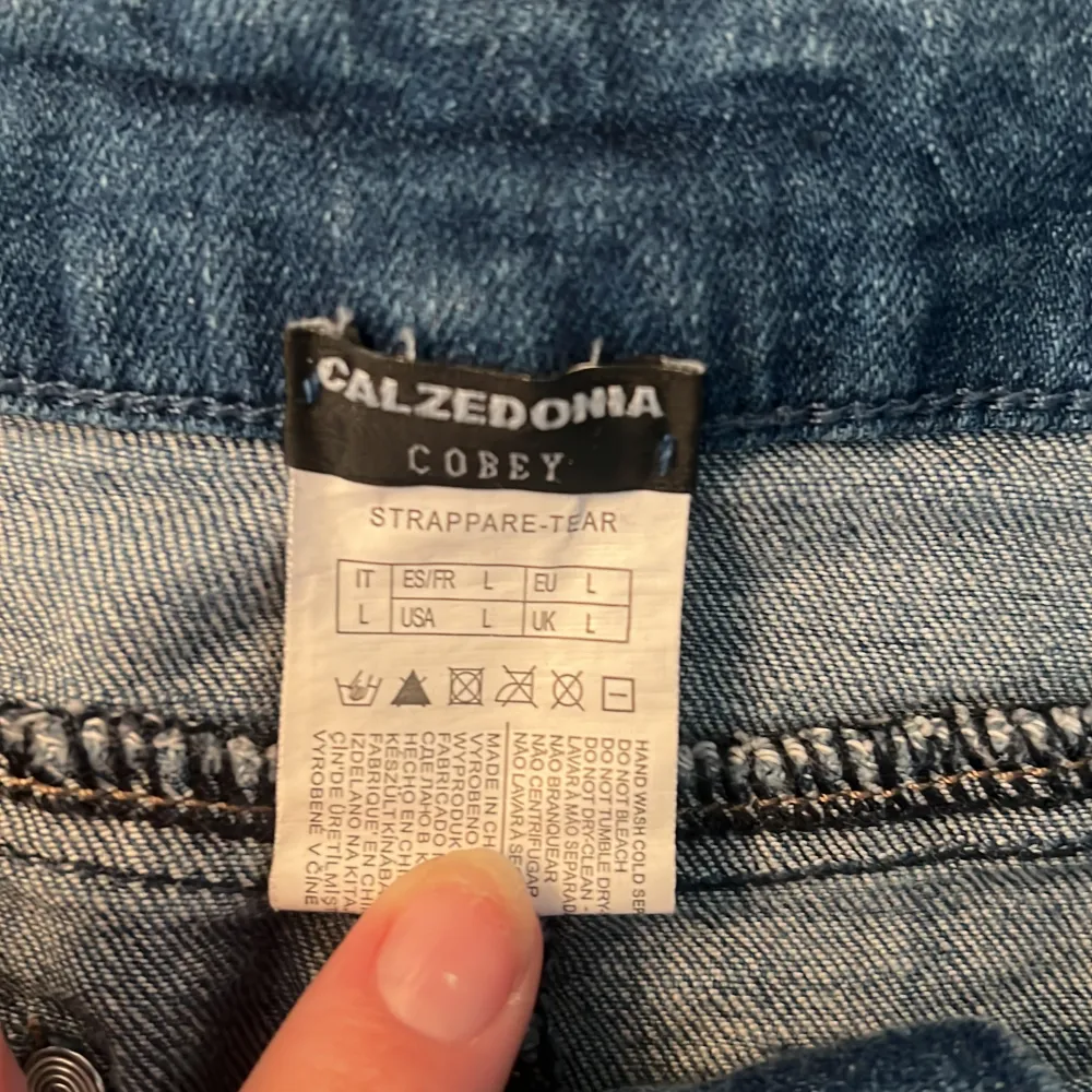 Fin jeans kjol från calzedonia i storlek L men jag  som har storlek s i vanliga fall passar även i denna kjol . Kjolar.