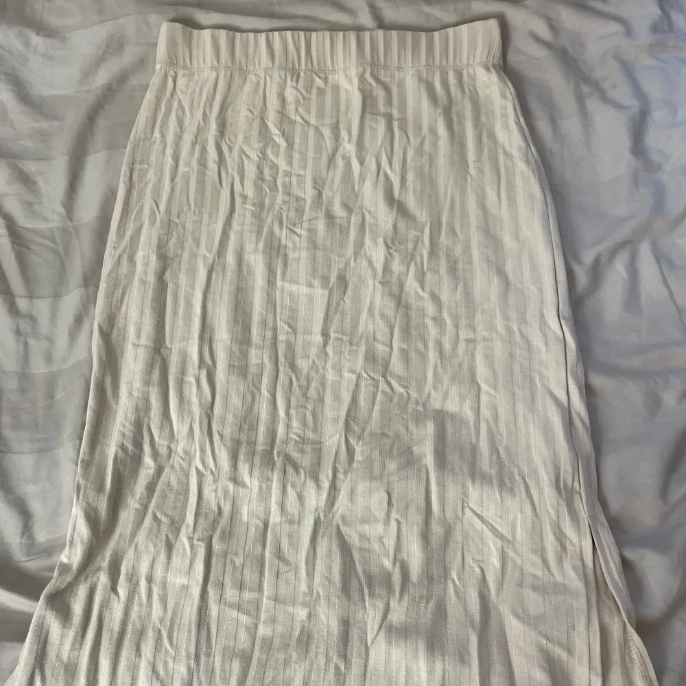 En beige midi kjol med slit från Na-kd. Helt nytt skick men ingen prislapp.. Kjolar.