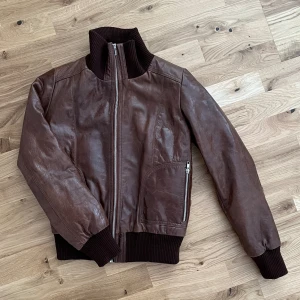 VINTAGE SKINNJACKA - Säljer denna vintage skinnjacka. Så fin! 🤎 Passar en xxs/xs.