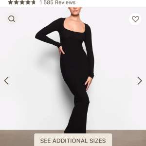 Säljer en oanvänd klänning från skims i modellen long sleeve dress (från soft lounge kollektionen) i strl S och färg svart. 