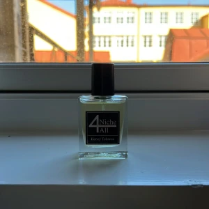 Niche4all honey tobacco - 30 ml flaska, saknas endast några få sprut. Dupe på xerjoff Naxos 
