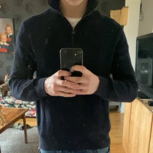 Ralph lauren zip - Tja säljer tyvärr nu min Ralph lauren half zip då den börjar bli lite liten Sitter som en S. Köpte den i butik för 2195kr. (Kvitto finns) skit snygg och skönt material. Inga defekter toppen skick. 