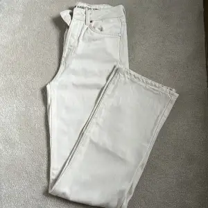 Super fina Vit/beiga jeans från BikBok i modellen Regular Wide.. Säljes pågrund av att dem blivit för små, jättesnygga till våren!!