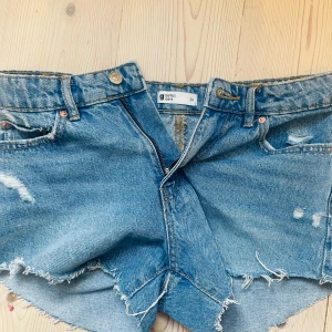 Jeansshorts  - Säljer dessa jeans shorts från Gina Tricot i stl 34. Aldrig använda, ganska stora i storleken skulle jag säga❣️ obs dom är inte lågmidjade 