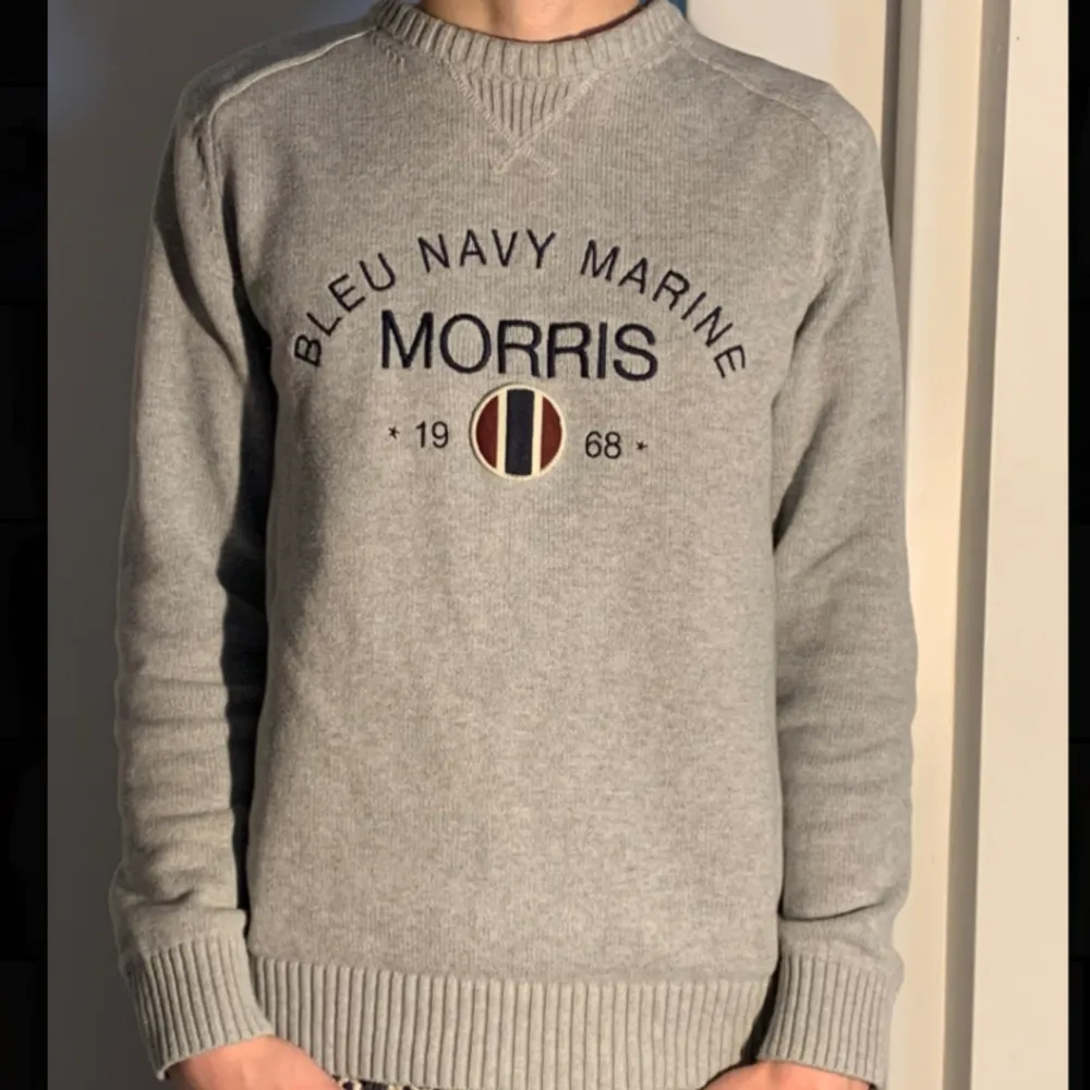 Tja säljer nu denna snygga Morris tröjan i storlek small och modellen på bilden är ca 180cm.  Skick: 10/10 inga hål eller fläckar och är i ny skick.  (Priset är inte hugget i sten) . Tröjor & Koftor.