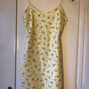Klänning  - Säljer denna sommriga kortklänning då den inte kommer till användning. Den är från nelly. Bara använd ett fåtal gånger. Stl M 150 kr🩷