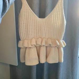 Stickat linne - Linnet är gammalt från zara. Knappast använt eftersom de inte är min stil❣️Linnet är storlek S passar även Xs. Pris kan diskuteras, meddela gärna för fler bilder🥰