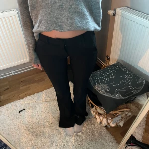 Bik bok kostymbyxor - Jätte fina lågmidjade kostymbyxor från bok bok som tyvärr aldrig kommer till användning. De har en liten slitt vid foten. Inga defekter och använda ett få tal gånger💗
