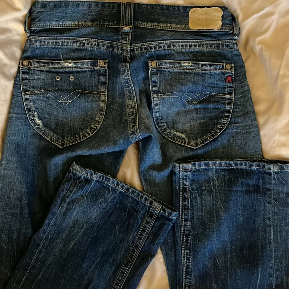 Lågmidjade bootcut jeans från replay i storlek 24/32 men passar även mig som ofta har 25/32. Snygg tvätt och fina detaljer, skriv för fler bilder💕. Jeans & Byxor.