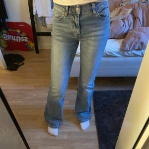 lågmidjade flare jeans som är snygga och sköna!! tyvärr inte min storlek🫶🫶