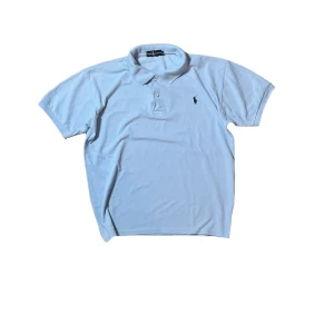 Blå Ralph Lauren piké  - En blå Ralph Lauren pike på som passar M-L inga defekter eller fläckar skriv gärna om ni har några ytterligare frågor👁️👄👁️