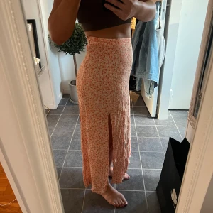 Kjol med sprunn h&m  - Kjol med sprunn storlek 38 Passar även 36