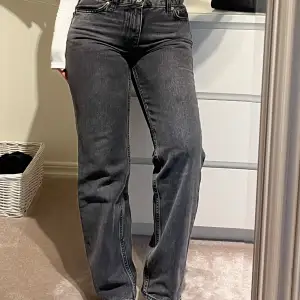 Low straight petite jeans från Gina Tricot i storlek 34. Kommer tyvärr inte till användning längre.
