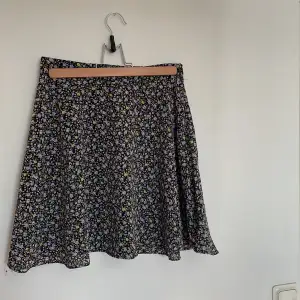 Nyskick, medelkort kjol från NAKD nästintill oanvänd
