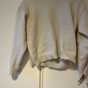 Stickad tröja - En stickad vitt tröja 