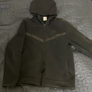 Nike tech fleece - Sparsamt använd. Köpt på footlocker ca. 1 år sen men har bara suttit i garderoben. Priset kan diskuteras. 