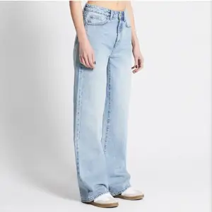 Säljer dessa jeans ifrån lager 157🤗 Är i storlek xxs och är även högmidjade💗 Är i hyfsat bra skick, skriv om ni vill ha flera bilder💗