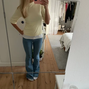 Trekvartsärmad tröja  - Trekvartsärmad t-shirt i ett finstickad material, med lite djupare rygg, jättefin gul färg till våren! ☀️💛